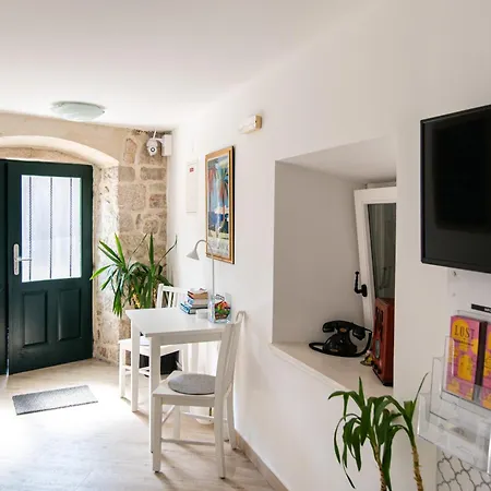 Walls Apartment *