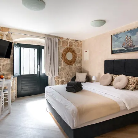 Walls Apartment *